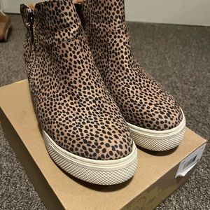 Universal thread platform tennis shoe